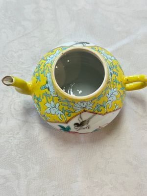 Three Chinese famille rose blue- and yellow-ground teapots and covers for the Straits or Peranakan market, Tongzhi marks, 19th C. — foto 67