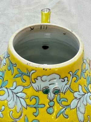 Three Chinese famille rose blue- and yellow-ground teapots and covers for the Straits or Peranakan market, Tongzhi marks, 19th C. — foto 68