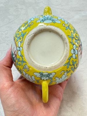 Three Chinese famille rose blue- and yellow-ground teapots and covers for the Straits or Peranakan market, Tongzhi marks, 19th C. — foto 69