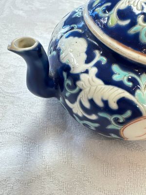 Three Chinese famille rose blue- and yellow-ground teapots and covers for the Straits or Peranakan market, Tongzhi marks, 19th C. — foto 7