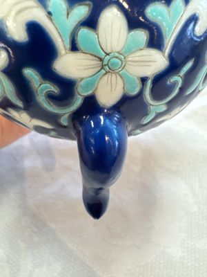 Three Chinese famille rose blue- and yellow-ground teapots and covers for the Straits or Peranakan market, Tongzhi marks, 19th C. — foto 8