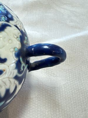 Three Chinese famille rose blue- and yellow-ground teapots and covers for the Straits or Peranakan market, Tongzhi marks, 19th C. — foto 9
