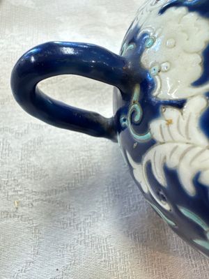 Three Chinese famille rose blue- and yellow-ground teapots and covers for the Straits or Peranakan market, Tongzhi marks, 19th C. — foto 10