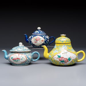 Three Chinese famille rose blue- and yellow-ground teapots and covers for the Straits or Peranakan market, Tongzhi marks, 19th C. — foto 1
