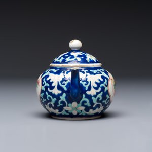 Three Chinese famille rose blue- and yellow-ground teapots and covers for the Straits or Peranakan market, Tongzhi marks, 19th C. — foto 11