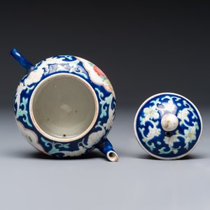 Three Chinese famille rose blue- and yellow-ground teapots and covers for the Straits or Peranakan market, Tongzhi marks, 19th C. — foto 12
