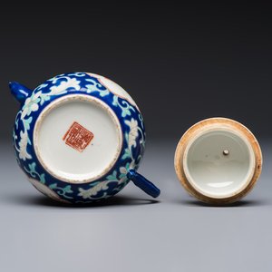 Three Chinese famille rose blue- and yellow-ground teapots and covers for the Straits or Peranakan market, Tongzhi marks, 19th C. — foto 13