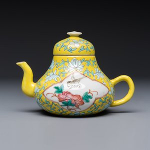 Three Chinese famille rose blue- and yellow-ground teapots and covers for the Straits or Peranakan market, Tongzhi marks, 19th C. — foto 14