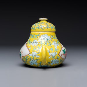 Three Chinese famille rose blue- and yellow-ground teapots and covers for the Straits or Peranakan market, Tongzhi marks, 19th C. — foto 15
