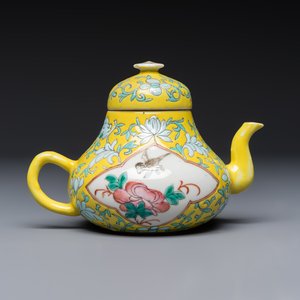 Three Chinese famille rose blue- and yellow-ground teapots and covers for the Straits or Peranakan market, Tongzhi marks, 19th C. — foto 16
