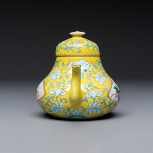 Three Chinese famille rose blue- and yellow-ground teapots and covers for the Straits or Peranakan market, Tongzhi marks, 19th C. — foto 17