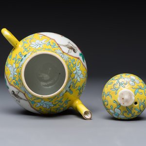 Three Chinese famille rose blue- and yellow-ground teapots and covers for the Straits or Peranakan market, Tongzhi marks, 19th C. — foto 18