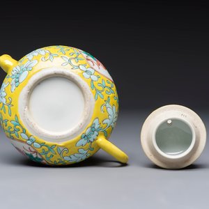 Three Chinese famille rose blue- and yellow-ground teapots and covers for the Straits or Peranakan market, Tongzhi marks, 19th C. — foto 19