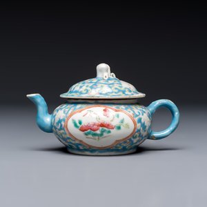 Three Chinese famille rose blue- and yellow-ground teapots and covers for the Straits or Peranakan market, Tongzhi marks, 19th C. — foto 2