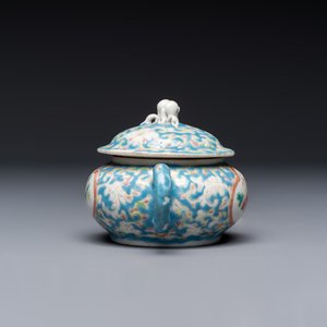 Three Chinese famille rose blue- and yellow-ground teapots and covers for the Straits or Peranakan market, Tongzhi marks, 19th C. — foto 3