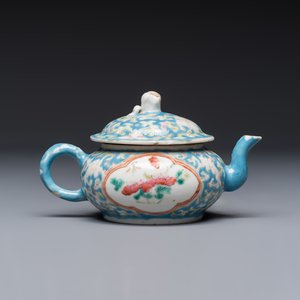 Three Chinese famille rose blue- and yellow-ground teapots and covers for the Straits or Peranakan market, Tongzhi marks, 19th C. — foto 4
