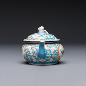 Three Chinese famille rose blue- and yellow-ground teapots and covers for the Straits or Peranakan market, Tongzhi marks, 19th C. — foto 5