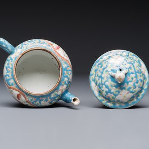 Three Chinese famille rose blue- and yellow-ground teapots and covers for the Straits or Peranakan market, Tongzhi marks, 19th C. — foto 6