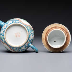Three Chinese famille rose blue- and yellow-ground teapots and covers for the Straits or Peranakan market, Tongzhi marks, 19th C. — foto 7
