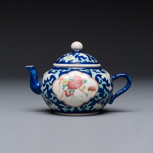 Three Chinese famille rose blue- and yellow-ground teapots and covers for the Straits or Peranakan market, Tongzhi marks, 19th C. — foto 8