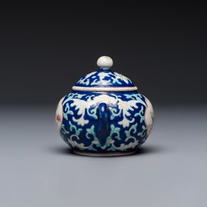 Three Chinese famille rose blue- and yellow-ground teapots and covers for the Straits or Peranakan market, Tongzhi marks, 19th C. — foto 9