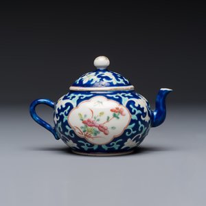Three Chinese famille rose blue- and yellow-ground teapots and covers for the Straits or Peranakan market, Tongzhi marks, 19th C. — foto 10