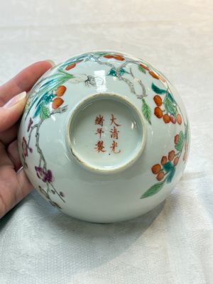 Three Chinese famille rose bowls, Tongzhi and Guangxu marks, 19th C. — photo 14