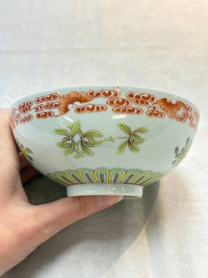 Three Chinese famille rose bowls, Tongzhi and Guangxu marks, 19th C. — photo 17