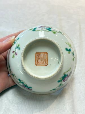 Three Chinese famille rose bowls, Tongzhi and Guangxu marks, 19th C. — photo 6