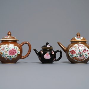 Three Chinese famille rose capucin- and black-ground teapots, Yongzheng/Qianlong — 照片 2
