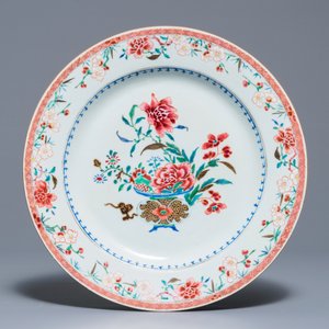 Three Chinese famille rose chargers with flower vases, Qianlong — 照片 4