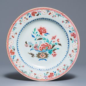 Three Chinese famille rose chargers with flower vases, Qianlong — 照片 6