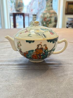 Three Chinese famille rose covered teapots and a warming bowl, Tongzhi, Guangxu and Lü Zhi Xiang Zhi 呂芷薌製 marks, 19th C. — foto 1