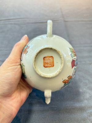 Three Chinese famille rose covered teapots and a warming bowl, Tongzhi, Guangxu and Lü Zhi Xiang Zhi 呂芷薌製 marks, 19th C. — foto 16