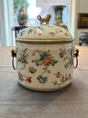 Three Chinese famille rose covered teapots and a warming bowl, Tongzhi, Guangxu and Lü Zhi Xiang Zhi 呂芷薌製 marks, 19th C. — foto 19