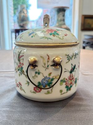 Three Chinese famille rose covered teapots and a warming bowl, Tongzhi, Guangxu and Lü Zhi Xiang Zhi 呂芷薌製 marks, 19th C. — foto 20