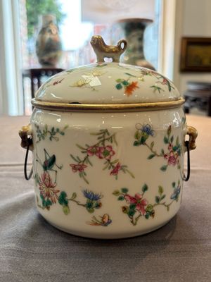 Three Chinese famille rose covered teapots and a warming bowl, Tongzhi, Guangxu and Lü Zhi Xiang Zhi 呂芷薌製 marks, 19th C. — foto 21