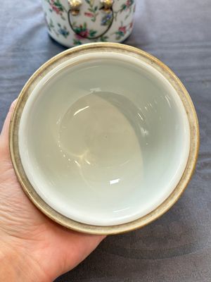 Three Chinese famille rose covered teapots and a warming bowl, Tongzhi, Guangxu and Lü Zhi Xiang Zhi 呂芷薌製 marks, 19th C. — foto 25