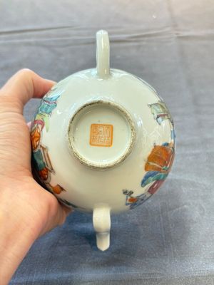 Three Chinese famille rose covered teapots and a warming bowl, Tongzhi, Guangxu and Lü Zhi Xiang Zhi 呂芷薌製 marks, 19th C. — foto 7