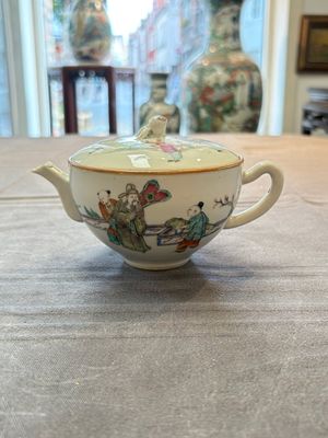 Three Chinese famille rose covered teapots and a warming bowl, Tongzhi, Guangxu and Lü Zhi Xiang Zhi 呂芷薌製 marks, 19th C. — foto 10