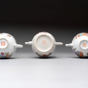 Three Chinese famille rose covered teapots and a warming bowl, Tongzhi, Guangxu and Lü Zhi Xiang Zhi 呂芷薌製 marks, 19th C. — foto 14