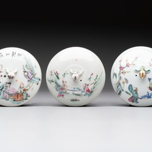 Three Chinese famille rose covered teapots and a warming bowl, Tongzhi, Guangxu and Lü Zhi Xiang Zhi 呂芷薌製 marks, 19th C. — foto 15