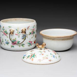 Three Chinese famille rose covered teapots and a warming bowl, Tongzhi, Guangxu and Lü Zhi Xiang Zhi 呂芷薌製 marks, 19th C. — foto 6