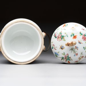 Three Chinese famille rose covered teapots and a warming bowl, Tongzhi, Guangxu and Lü Zhi Xiang Zhi 呂芷薌製 marks, 19th C. — foto 7