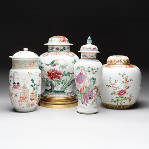 Three Chinese famille rose covered vases, one on a gilt bronze stand, and a covered jar, 19/20th C. — 照片 1