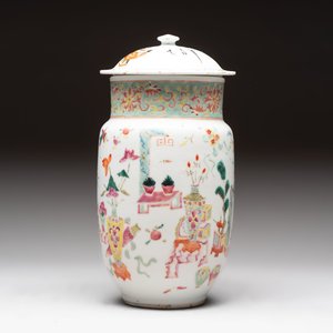 Three Chinese famille rose covered vases, one on a gilt bronze stand, and a covered jar, 19/20th C. — 照片 11