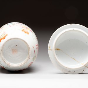 Three Chinese famille rose covered vases, one on a gilt bronze stand, and a covered jar, 19/20th C. — 照片 13