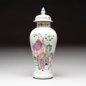 Three Chinese famille rose covered vases, one on a gilt bronze stand, and a covered jar, 19/20th C. — 照片 14