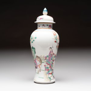 Three Chinese famille rose covered vases, one on a gilt bronze stand, and a covered jar, 19/20th C. — 照片 15