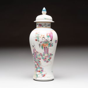 Three Chinese famille rose covered vases, one on a gilt bronze stand, and a covered jar, 19/20th C. — 照片 16